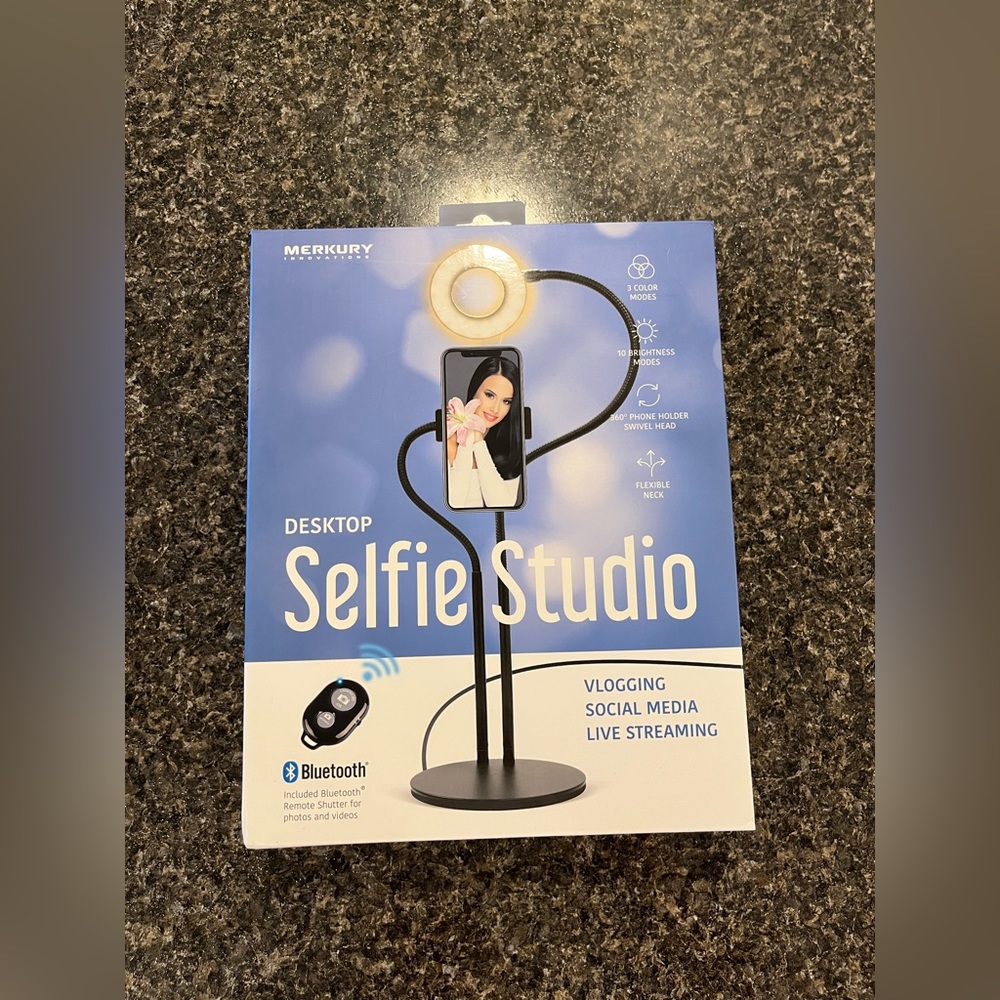 Selfie studio desktop ring light and phone holder brand new with remote